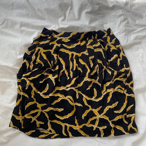 Gorgeous ba&sh mini skirt; professional and stylish - Picture 4 of 4